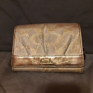Coach wallet barely used, like new condition!
